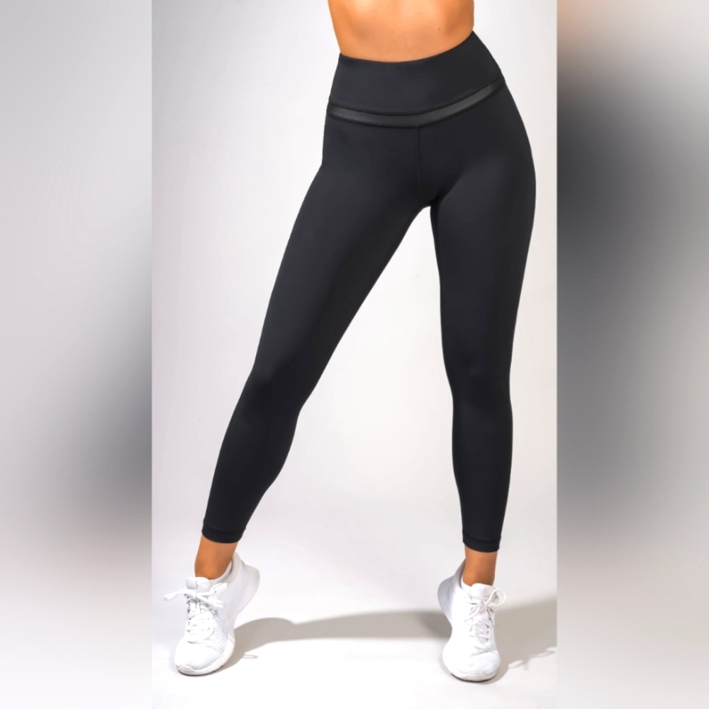 NEW WITH TAGS Bootyful Ciré Black Leggings